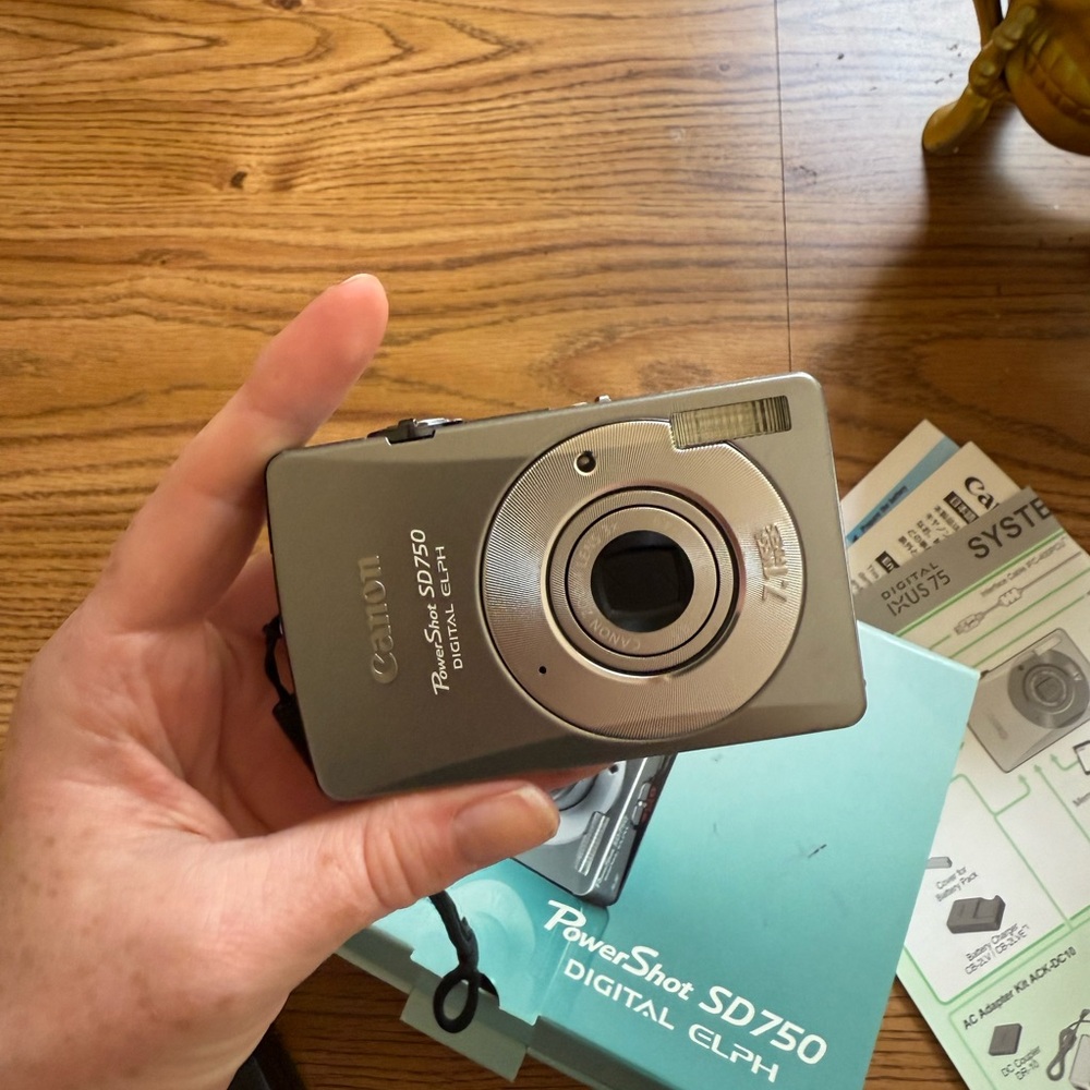 Canon PowerShot SD750 Digital ELPH - Gray